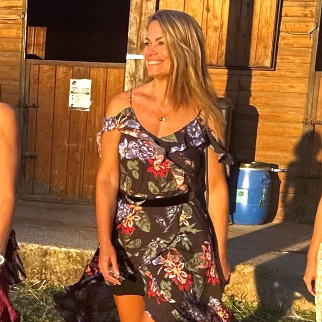 Carla Goyanes encuentra el look perfecto para una escapada de verano con amigas: vestido floral y las cuñas que estilizan sin renunciar a la comodidad