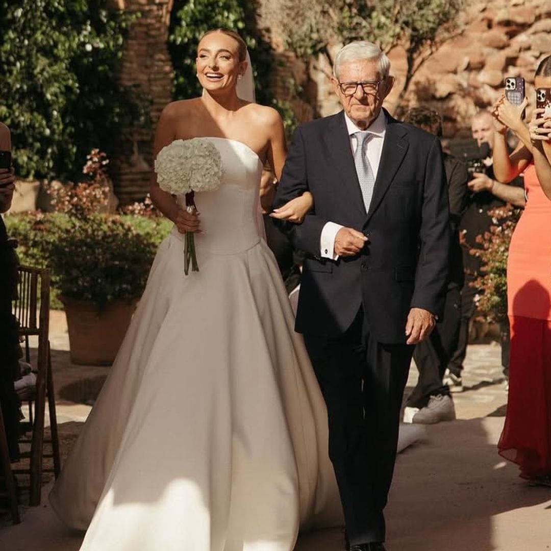 El look nupcial de Natalia Palacios: dos vestidos de novia a medida, joyas con historia y un ramo en homenaje a su abuela