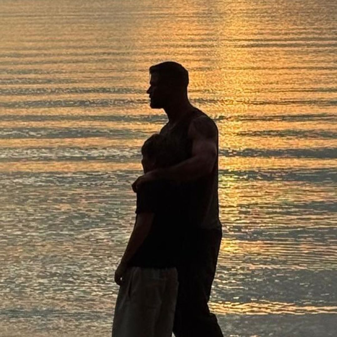 Chris Hemsworth con uno de sus hijos mellizos en Tailandia