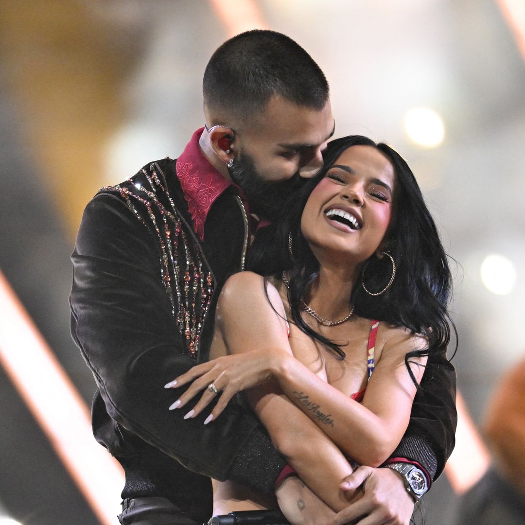 Becky G y Manuel Turizo elevan la temperatura en los AMAs con su indiscutible química