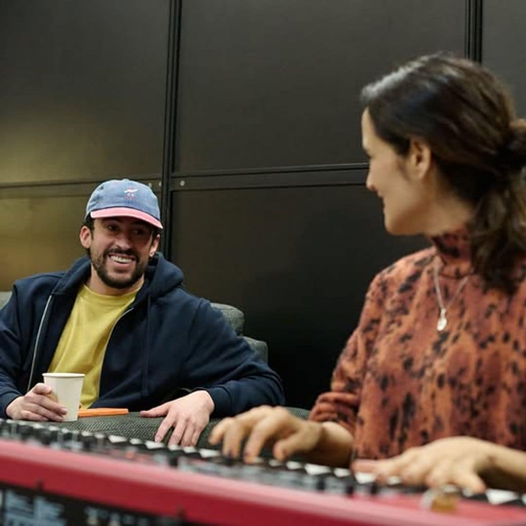 Bad Bunny comparte escenario con Julieta Venegas ante Salma Hayek y Danna en su sexto concierto en México