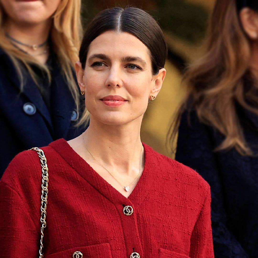 Carlota Casiraghi sorprende con un favorecedor traje de minifalda en el Día Nacional de Mónaco