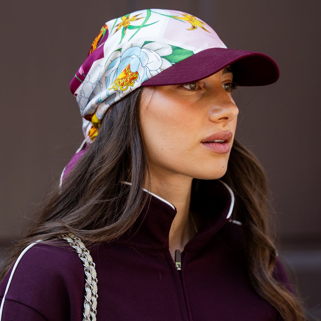 9 peinados con pañuelo para este agosto: el look de moda que protege frente al daño solar