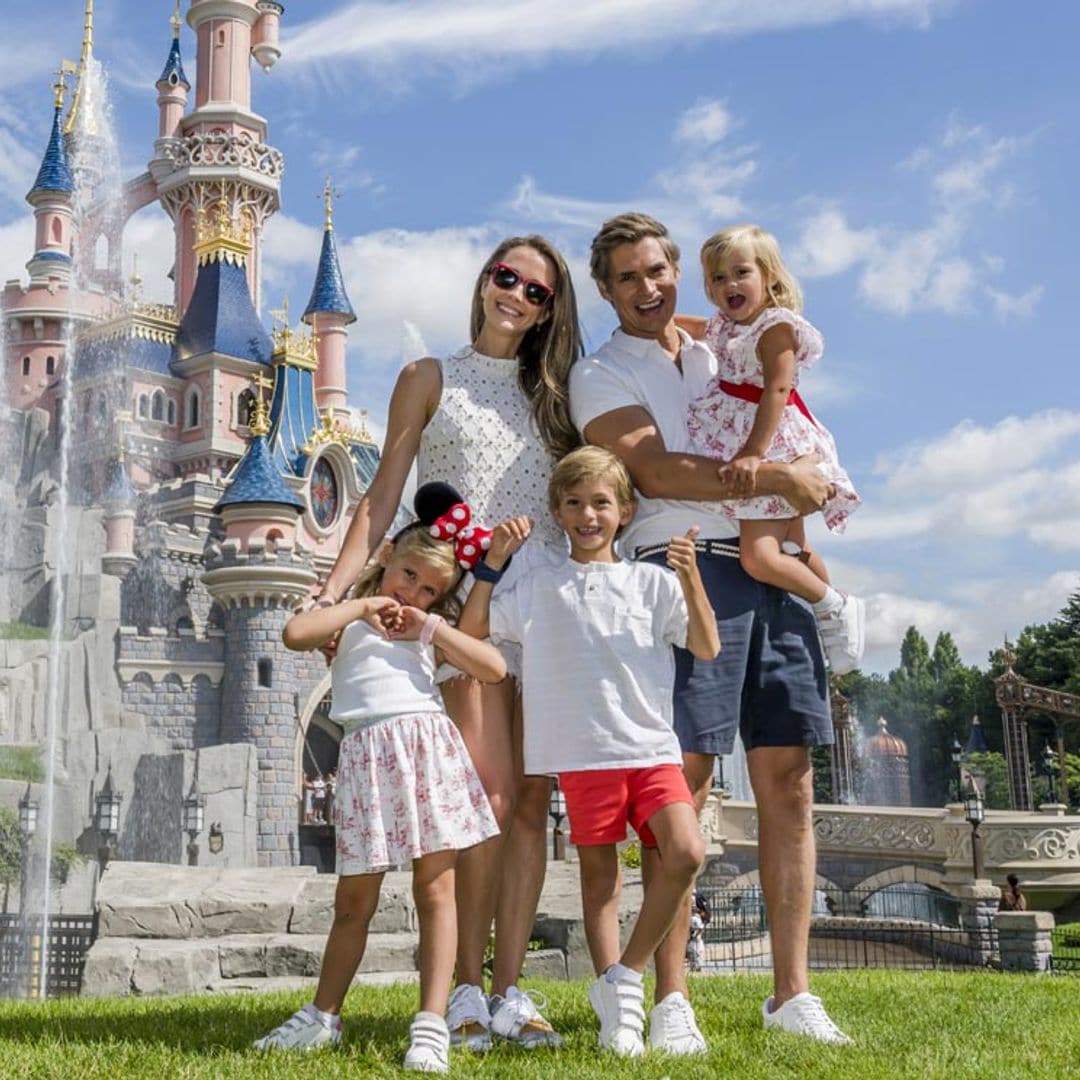Carlos Baute y Astrid Klisans se divierten con sus hjos en Disneyland París
