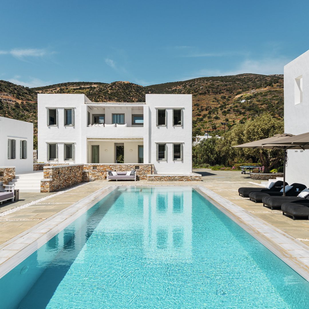 MARINA VERNICOS NOS INVITA A CONOCER SU IMPRESIONANTE CASA JUNTO AL MAR, EN LA ISLA DE SIFNOS, UNA DE LAS PERLAS DEL EGEO