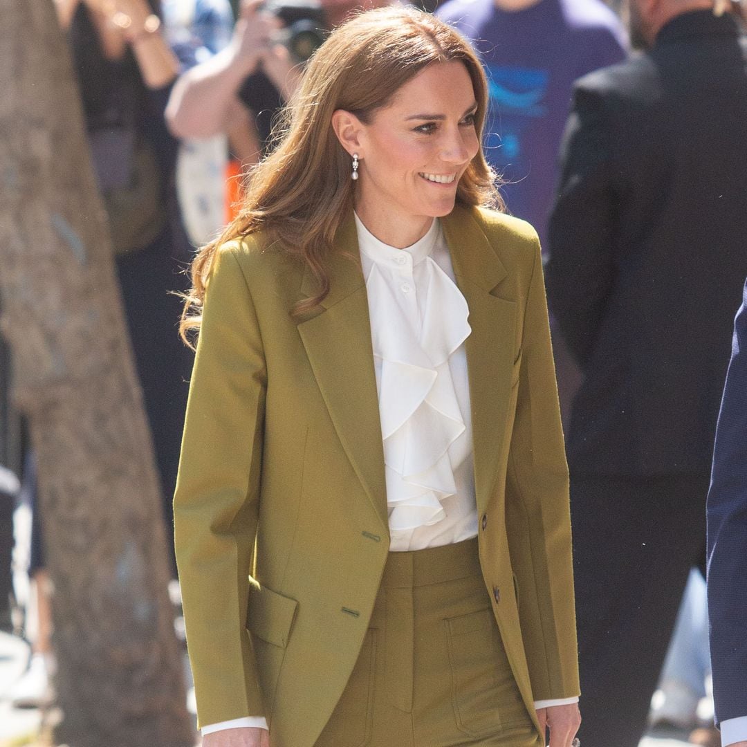 Kate Middleton sorprende en un traje de Victoria Beckham y aretes de Isabel II