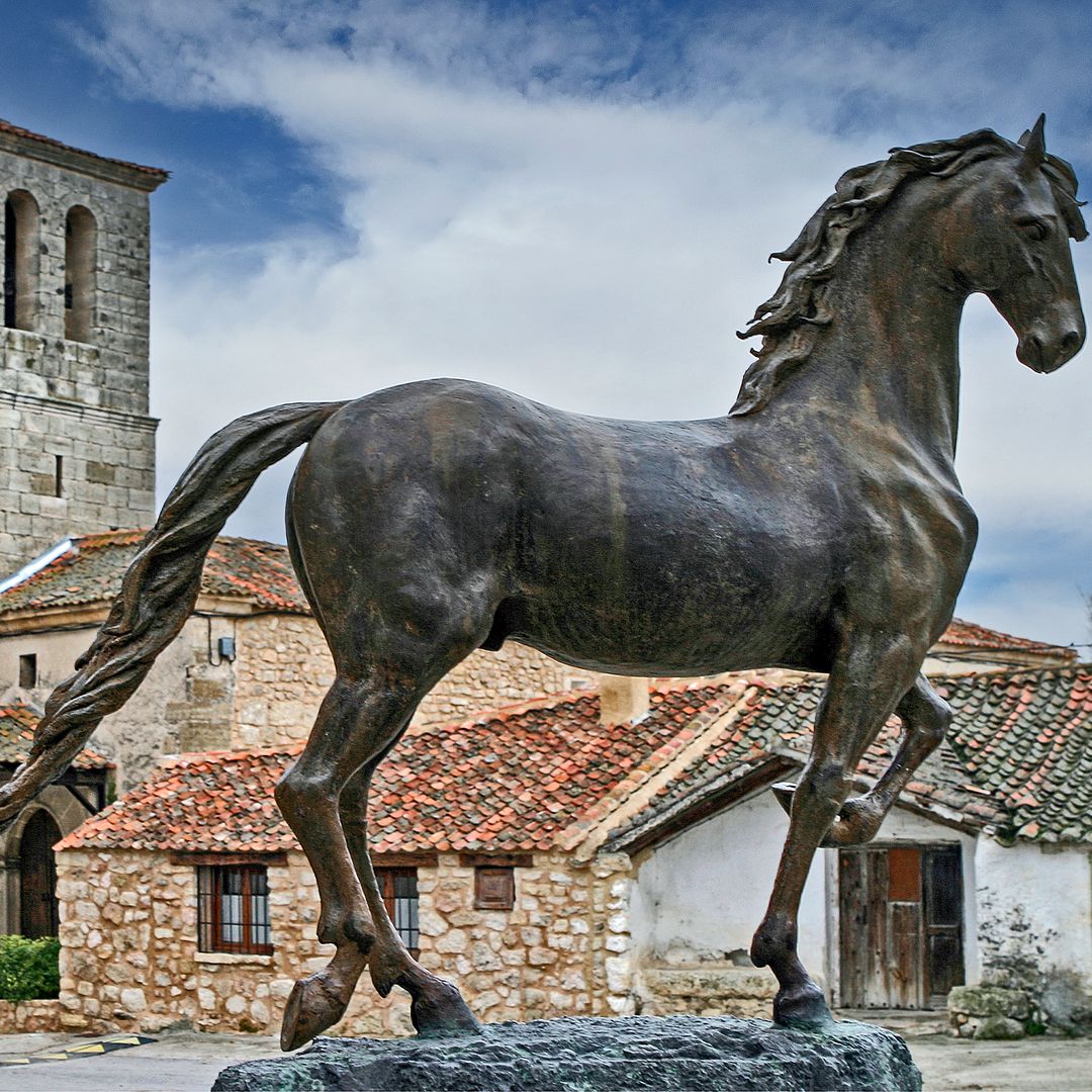 El encantador pueblo de Segovia que casi nadie conoce y 4 rutas senderistas para enamorarte de sus alrededores