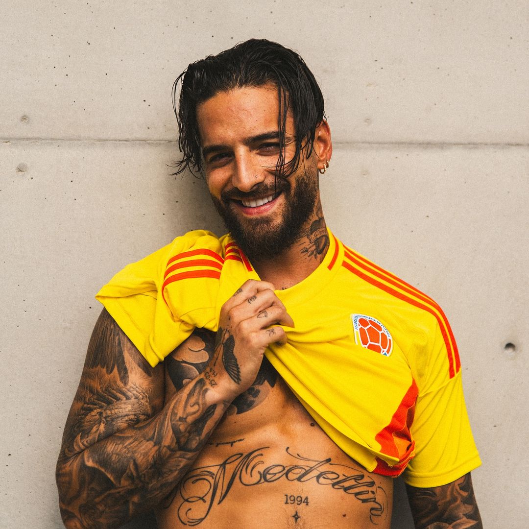 Maluma con la camiseta de la selección colombiana y el nombre de su ciudad tatuado en el pecho.
