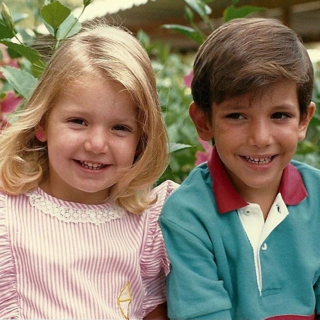 Alessandra y su hermano José, de niños