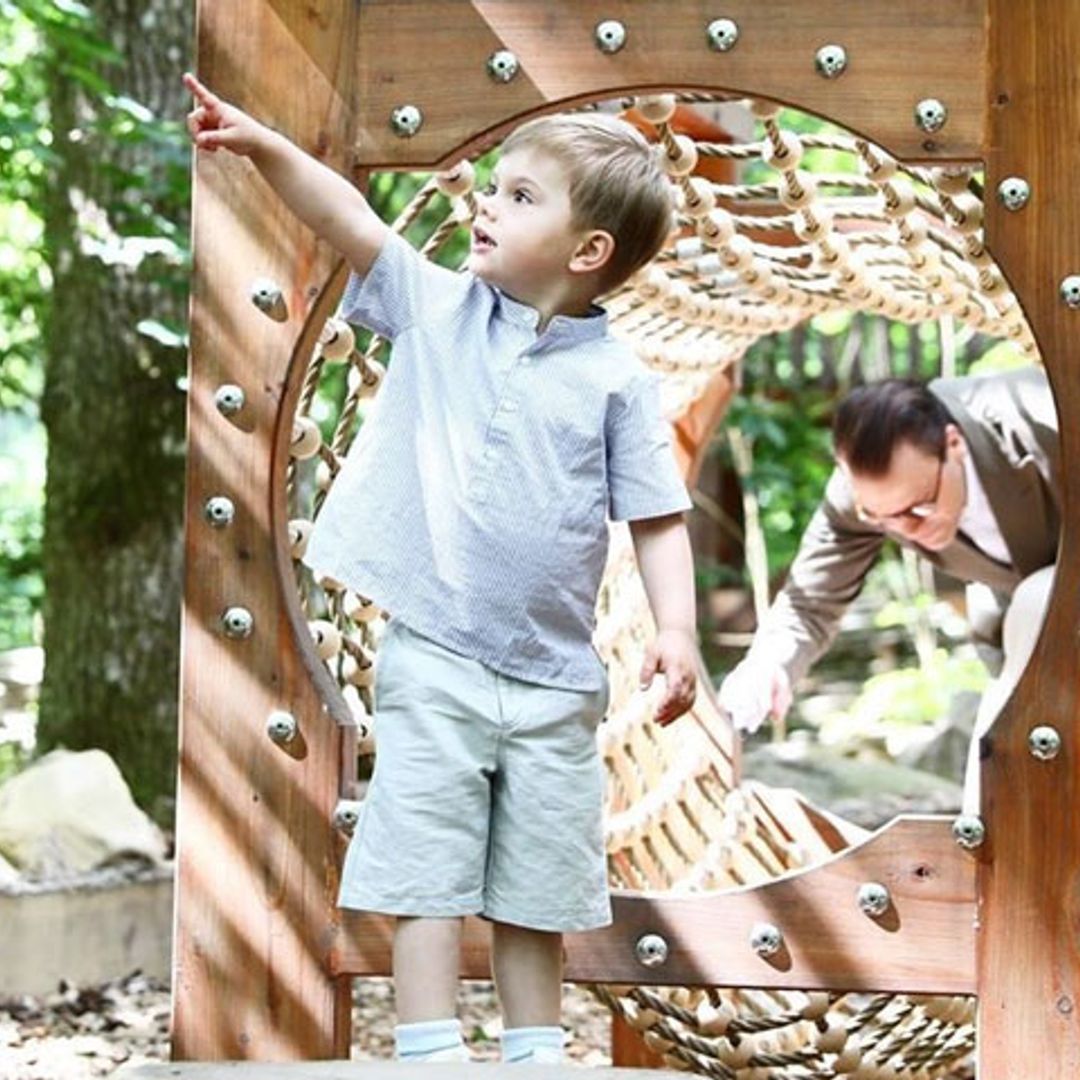 ¡En los columpios con papá y mamá! Oscar de Suecia se divierte en el parque que lleva su nombre