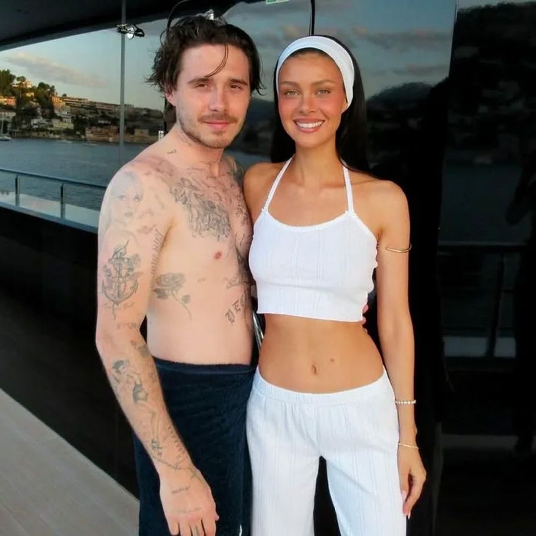 Brooklyn Beckham, con Nicola Peltz y su padrino Elton John, se relaja en yate por la Costa Azul cada vez más alejado de sus padres y sus hermanos