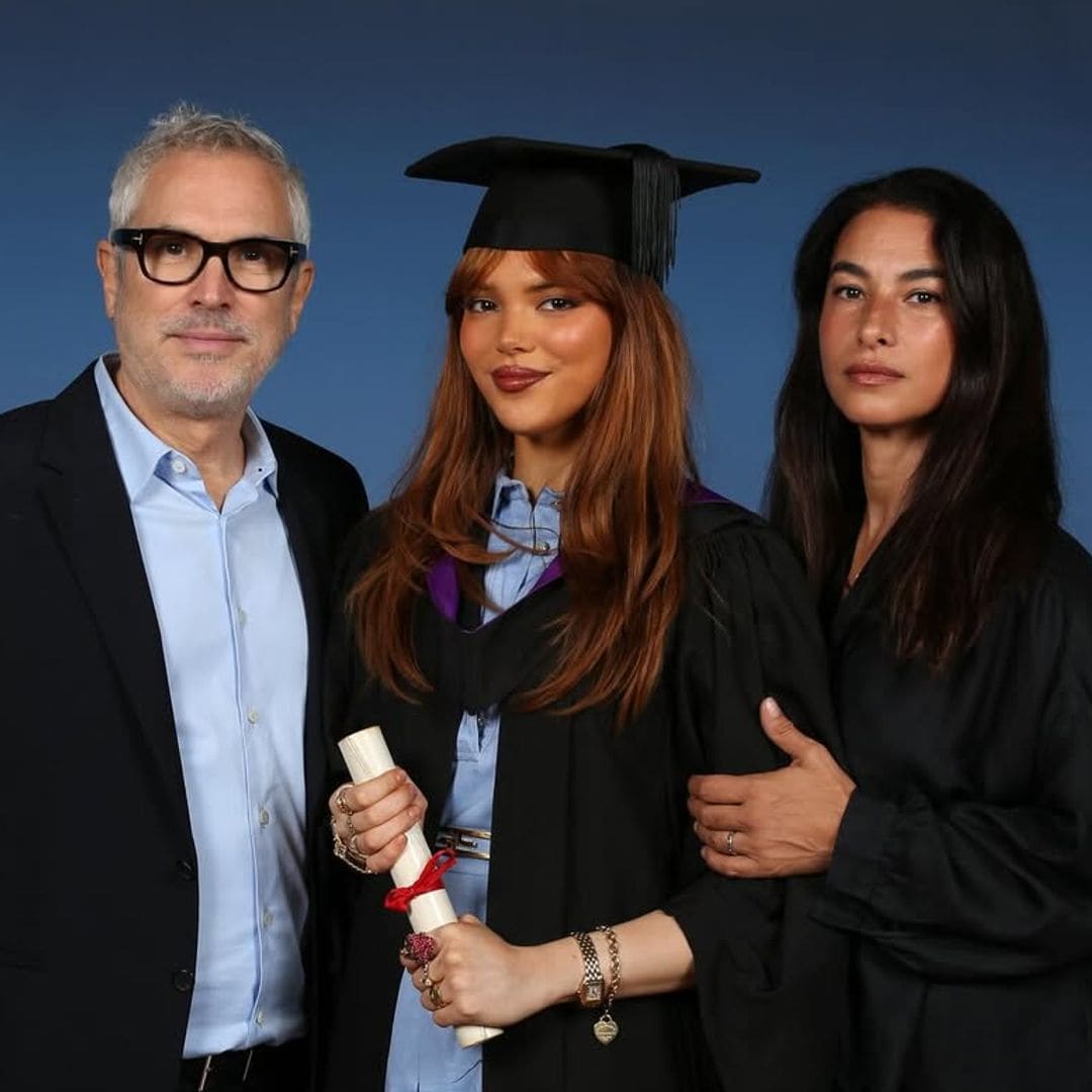 Bu Cuarón celebra su graduación con una inusual foto junto a sus papás