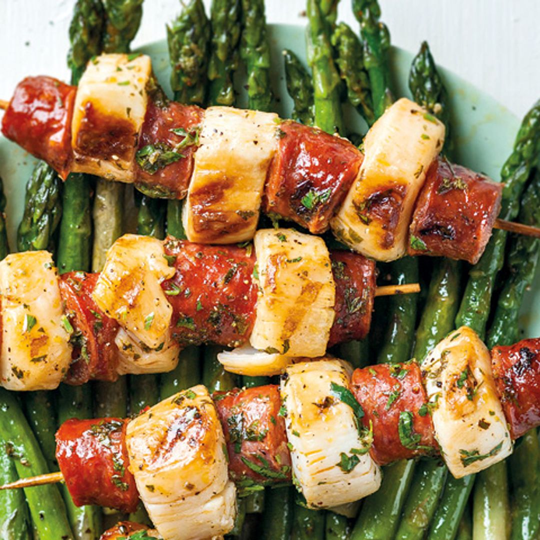 Brochetas de vieras y chistorra con espárragos trigueros