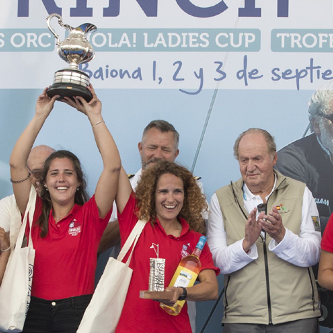 El Rey Juan Carlos entrega el premio a la tripulación ganadora de la ¡HOLA! Ladies Cup