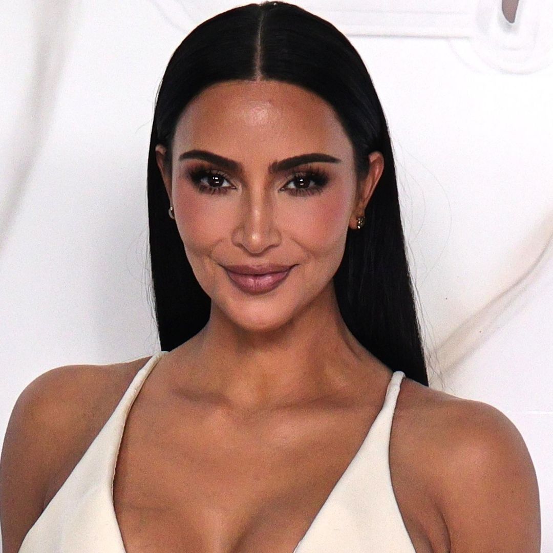 Kim Kardashian revela en México su truco antiojeras más inesperado: "Aplica el colorete muy alto, sobre el pómulo, y se funde hacia la sien"