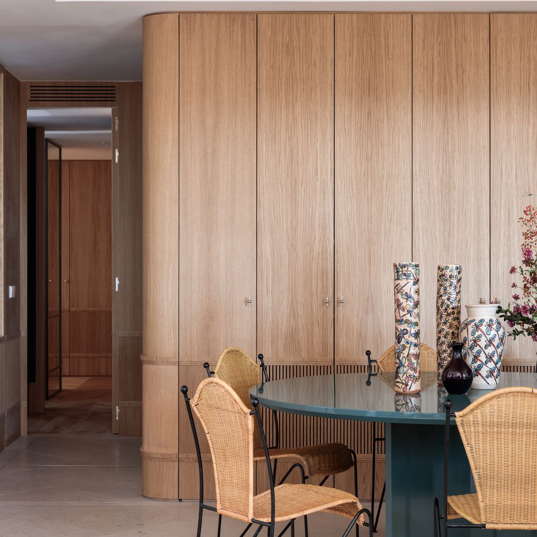 Cómo integrar un armario grande en tu comedor sin perder espacio ni estilo, según el experto en diseño interior Camilo Sighinolfi