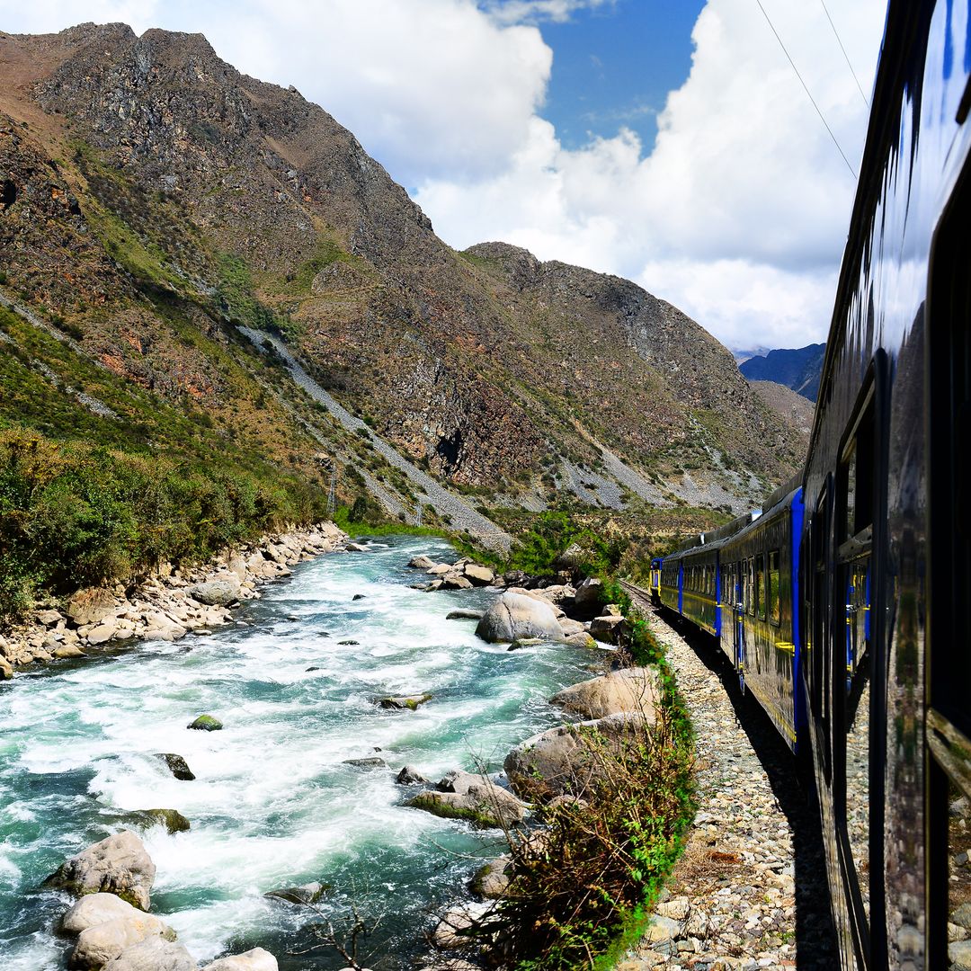 Tren a Machu Picchu, junto al río Urubamba, Perú