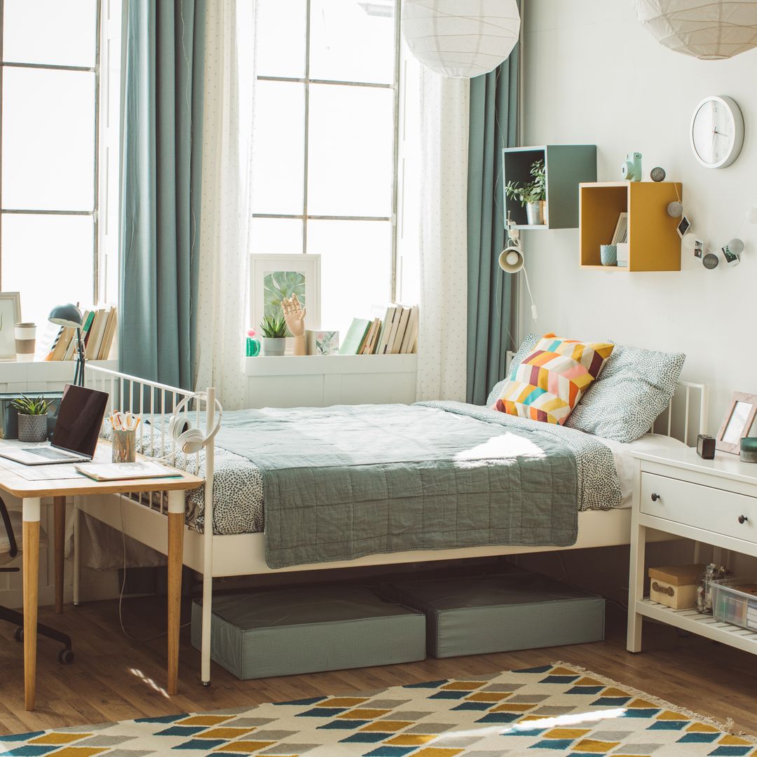 Textiles, plantas y una buena luz: cómo renovar un dormitorio juvenil sin meterse en obras