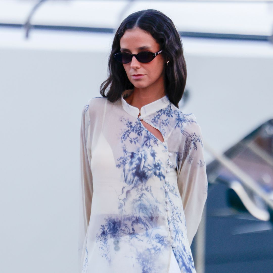 Victoria Federica conquista Mallorca con un elegante look costero: blusa oriental y el pantalón blanco de algodón que todos queremos en verano
