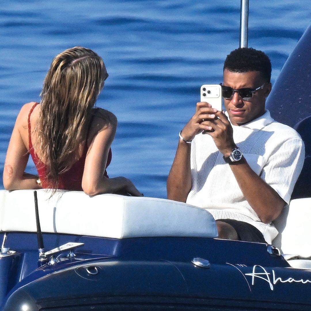 Ester Expósito y Kylian Mbappé, él aprovechó la ocasión para fotografiar a la actriz con el teléfono móvil
