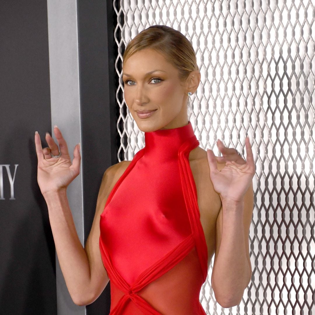 Bella Hadid arrasa en rojo y confirma su regreso a las alfombras rojas
