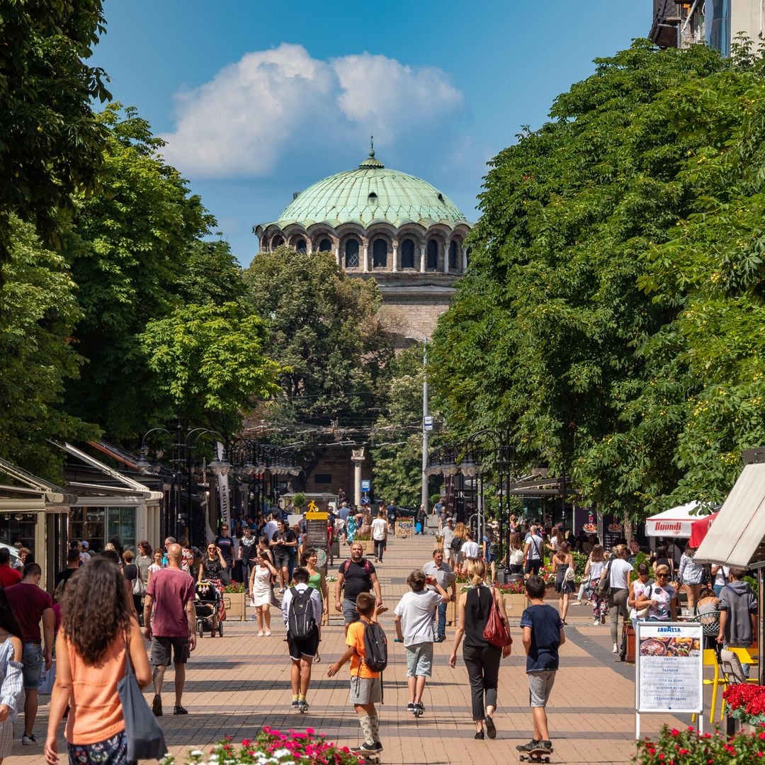 Vitosha Boulevard, la calle principal de Sofía, la desconocida capital de Bulgaria y un destino tendencia en 2025