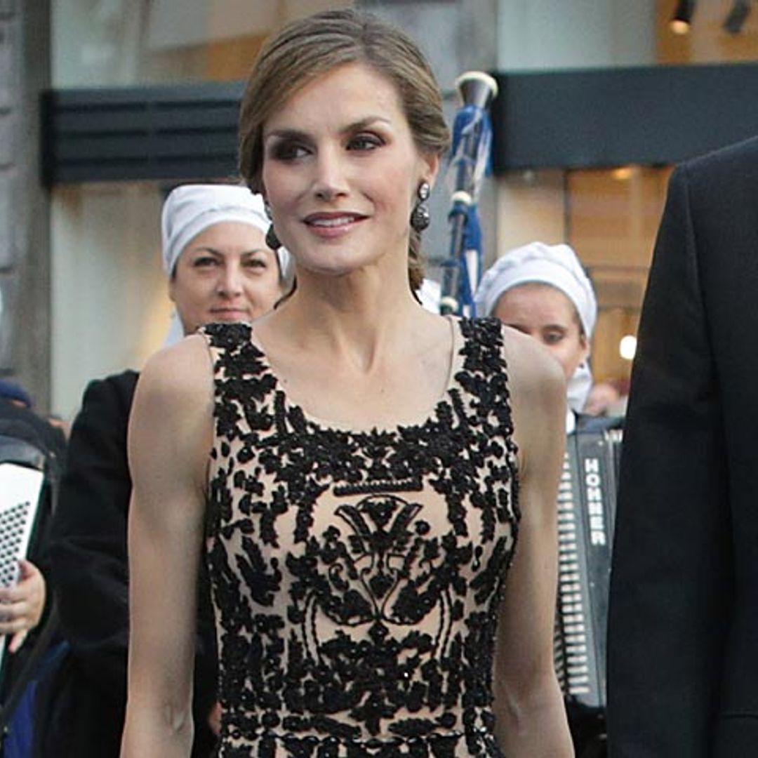 Doña Letizia, fiel a Varela: dualidad 'nude' + negro para su 'look' de los Premios Princesa de Asturias 2016