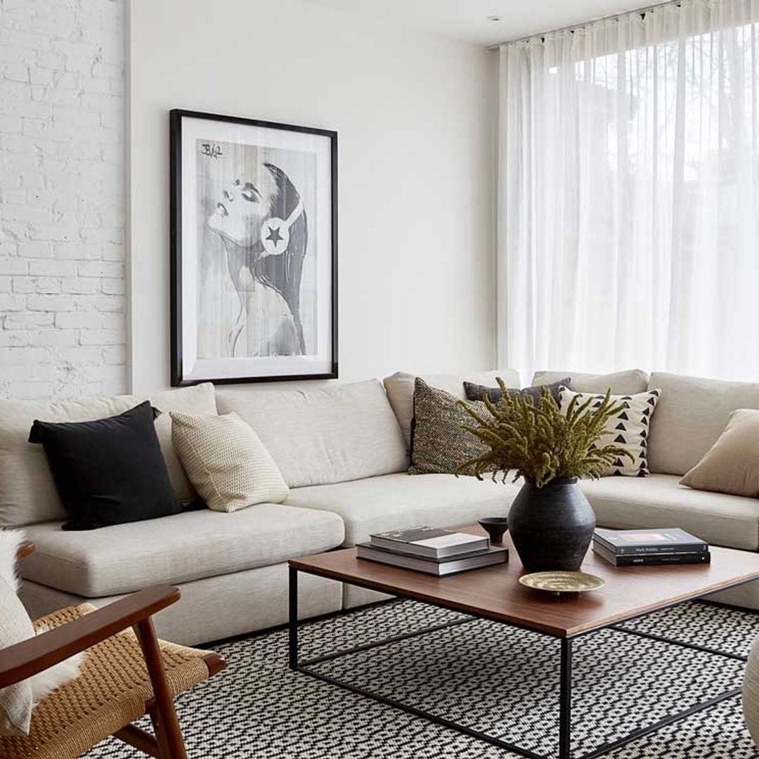 Esta casa se apunta al minimalismo cálido y confortable