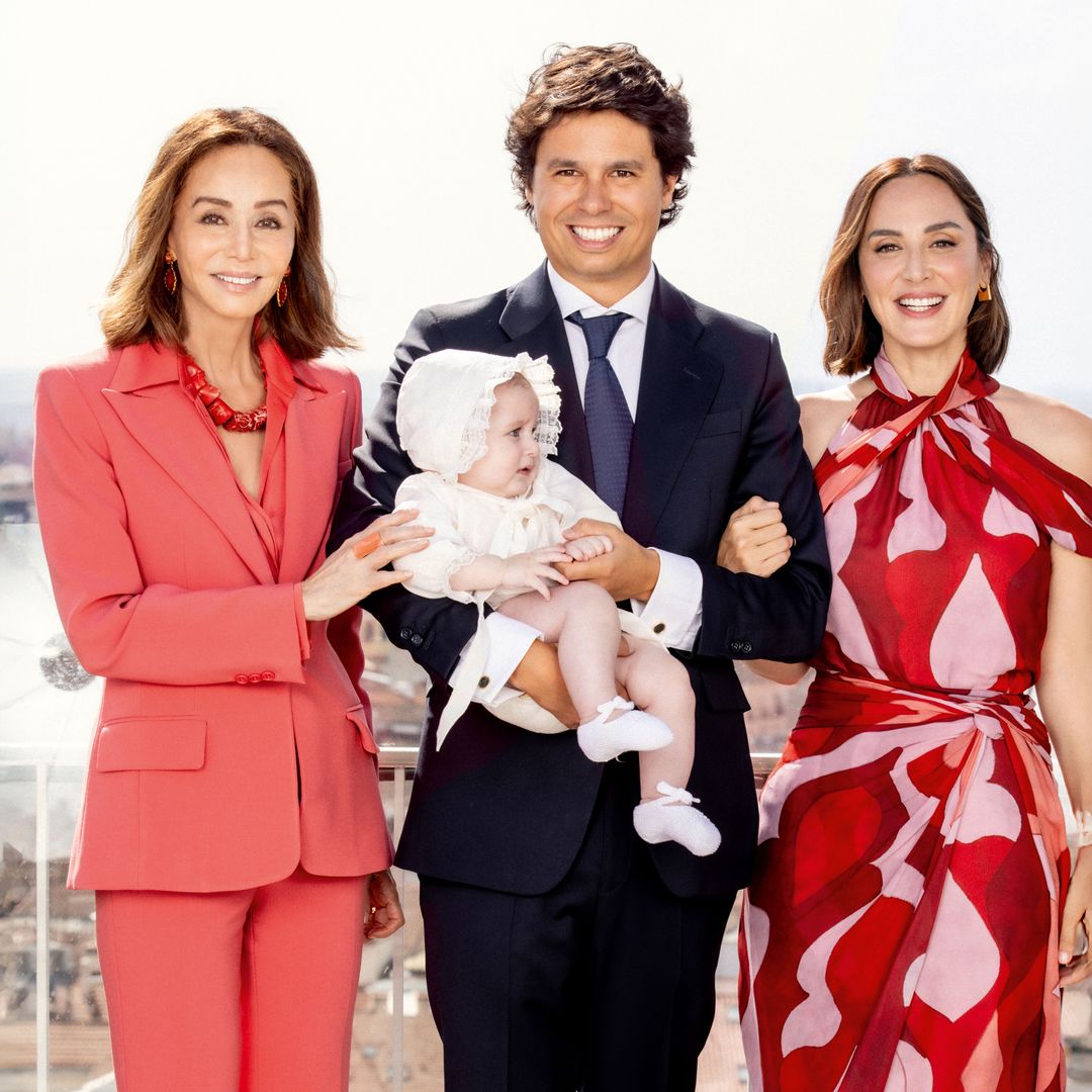 IMÁGENES EXCLUSIVAS: Tamara Falcó estrena un look de invitada 'arty' diseñado por ella misma en el bautizo de su sobrino Nicolás