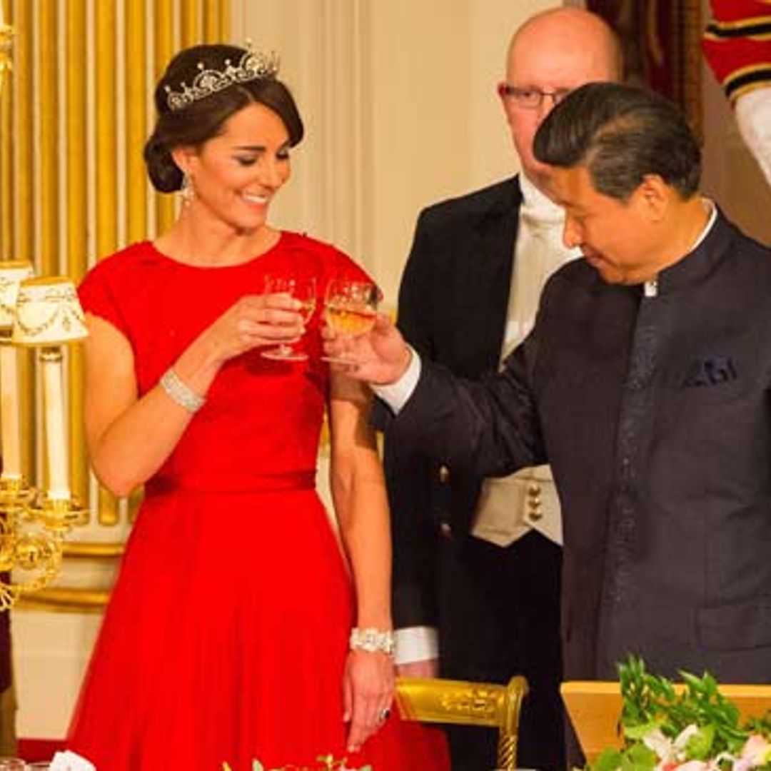 La Duquesa de Cambridge viste de rojo y diamantes su primera cena de Estado