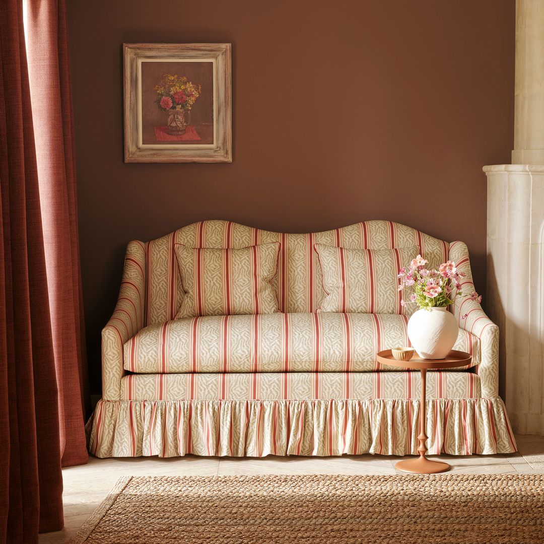 Los muebles con faldón ya no son cosa de abuelas: este detalle textil está más de moda que nunca en 2026