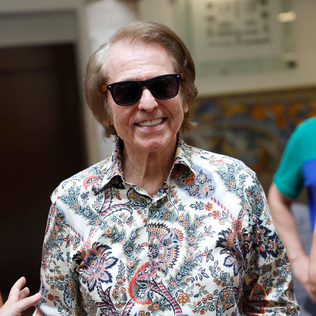 Las fotos del 'renacer' de Raphael: look 'teenager' a los 82 años y nueva energía en Ibiza