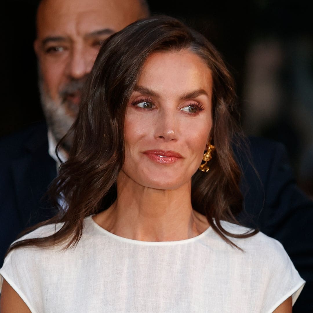 La reina Letizia lo hizo primero: cómo transformar un look de verano con sandalias y bailarinas metalizadas