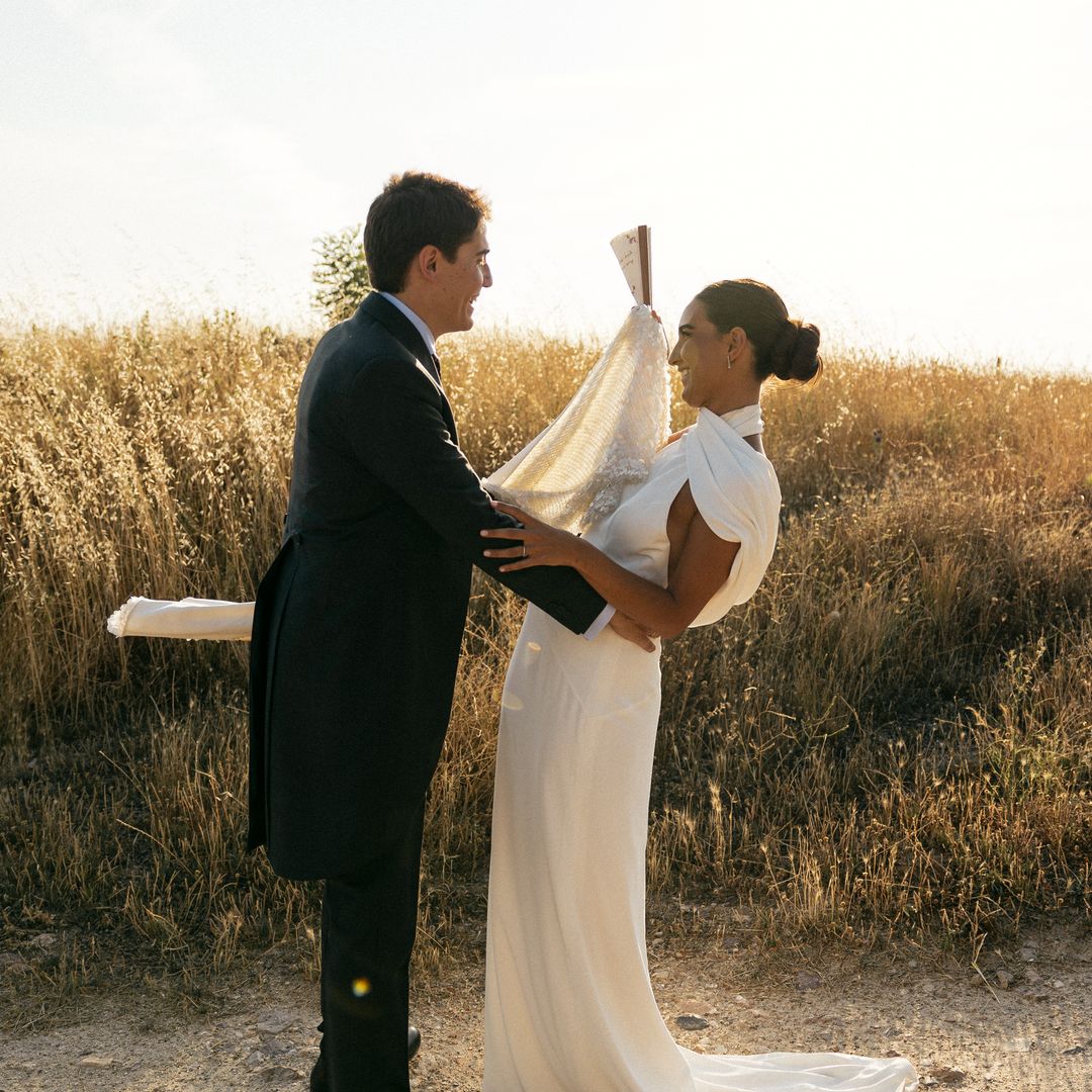 Un abanico mejor que un ramo y un vestido de novia de estilo años 30 para la boda de Rocío en Segovia