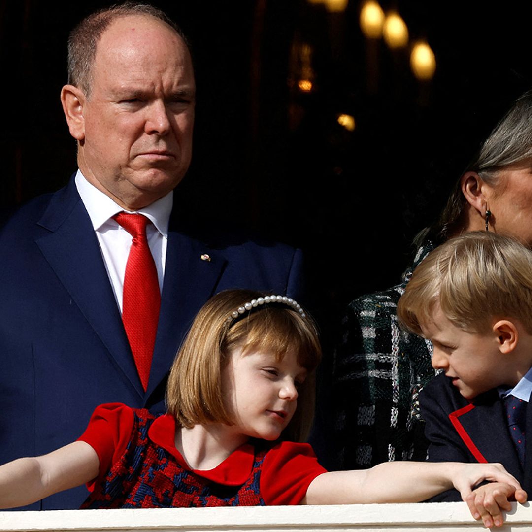 Jacques y Gabriella, los príncipes más simpáticos, junto a su padre y su tía en la procesión de Santa Devota