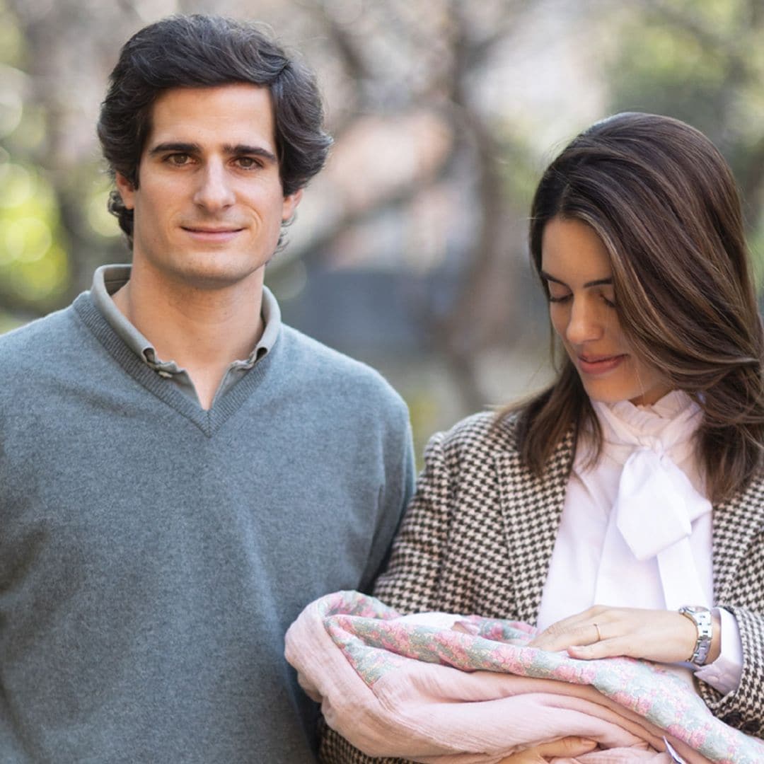 Los duques de Huéscar presentan a su hija Sofía a las puertas del hospital