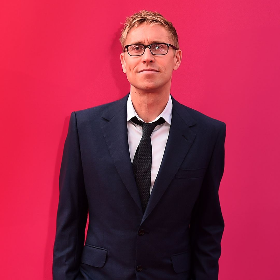 El cómico Russell Howard, roto de dolor, comunica la triste muerte de su hijo recién nacido: "Nuestro precioso bebé"