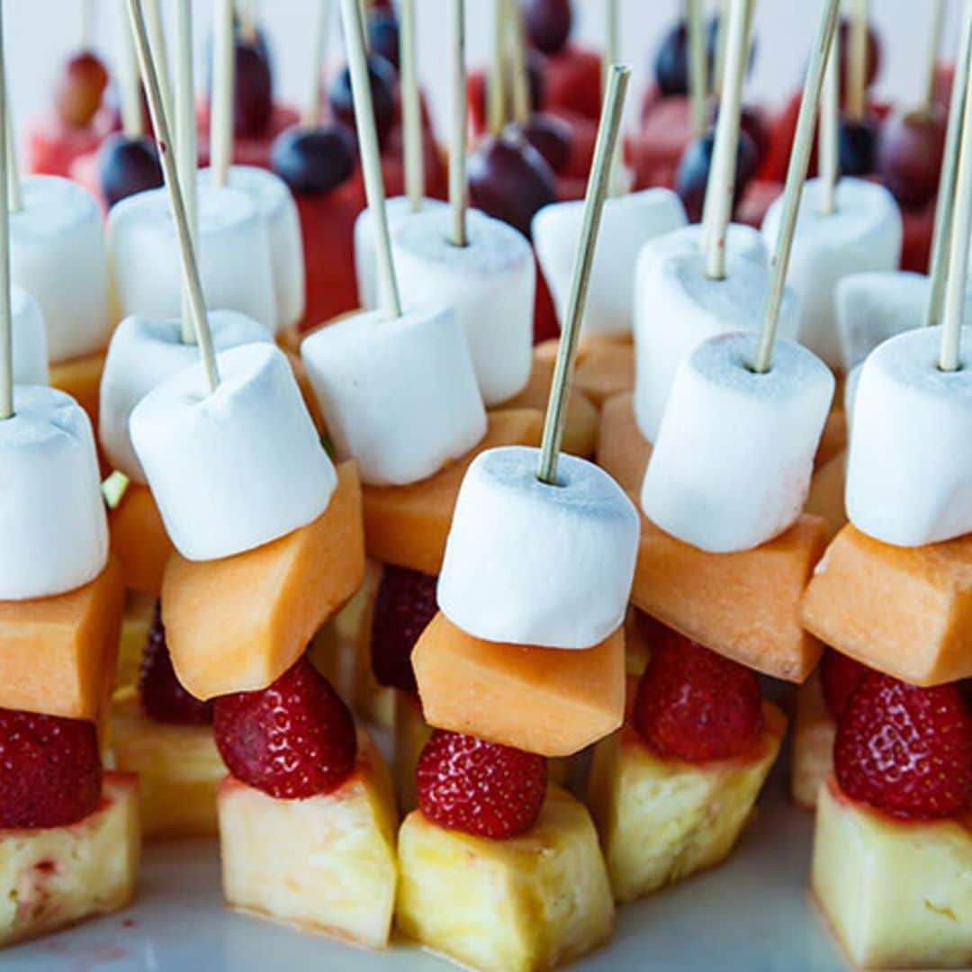 Brochetas de fruta y 'marshmallows'