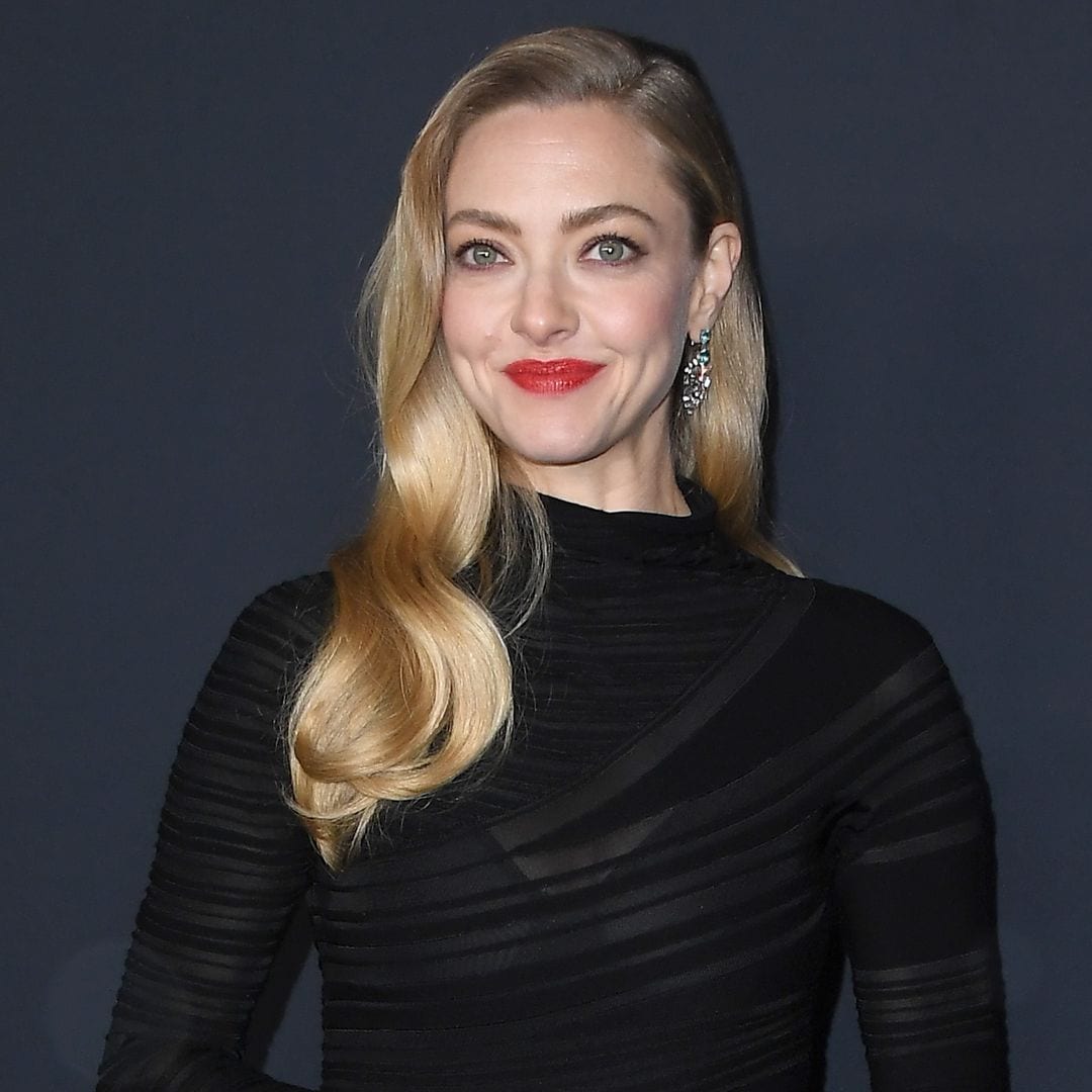 Amanda Seyfried con vestido negro, labios rojos y melena ondulada en el estreno de El testamento de Ann Lee