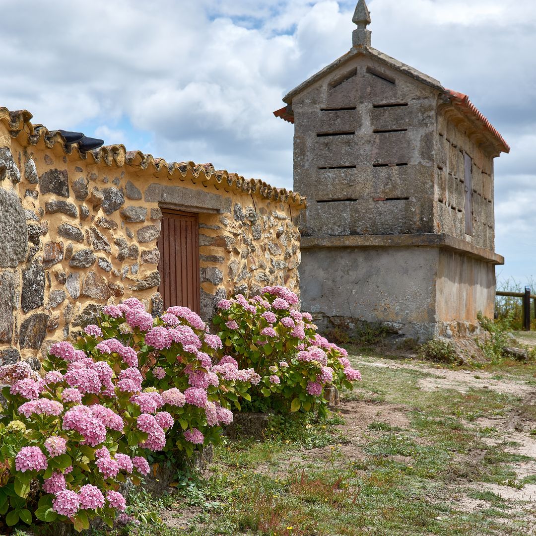 Hórreos y casa en la isla de Ons, Pontevedra