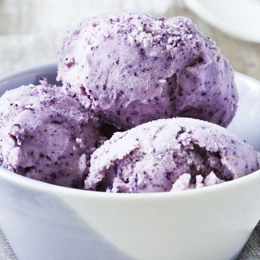 Helado de arándanos con chocolate blanco