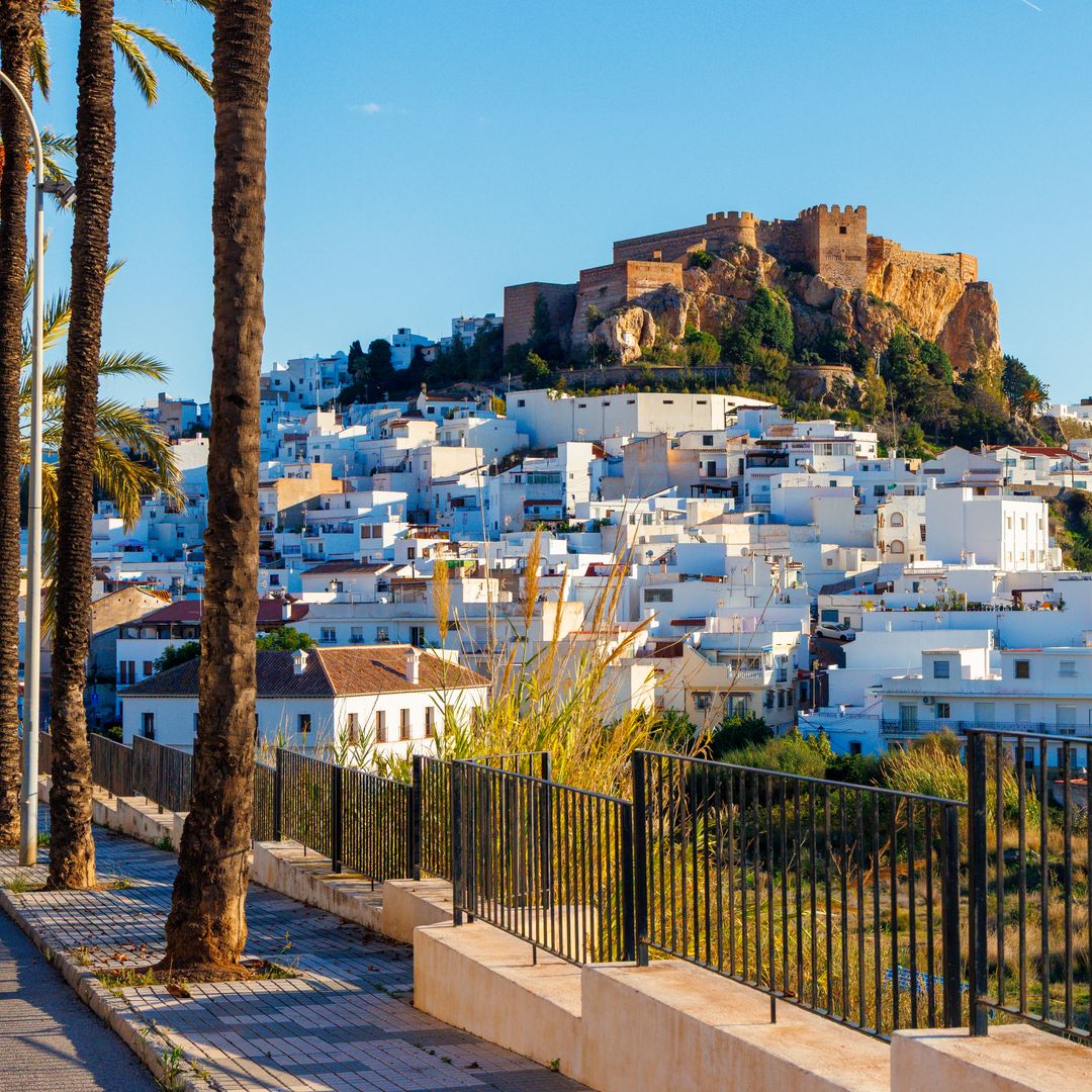 El pueblo de Granada con casas blancas y alma nazarí donde el Mediterráneo y Sierra Nevada casi se tocan
