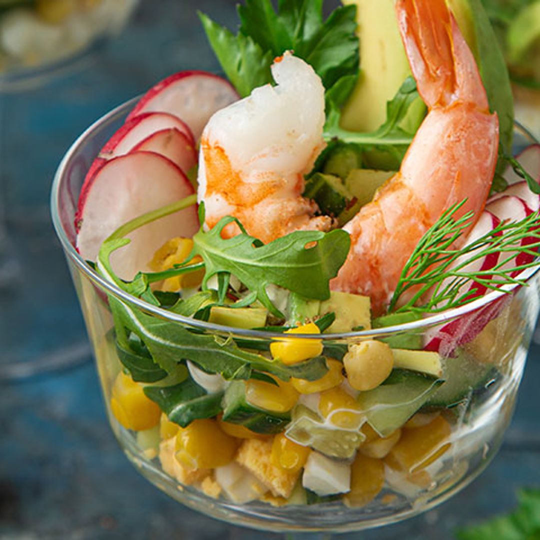 Salpicón de gambas, maíz, aguacate y rabanitos