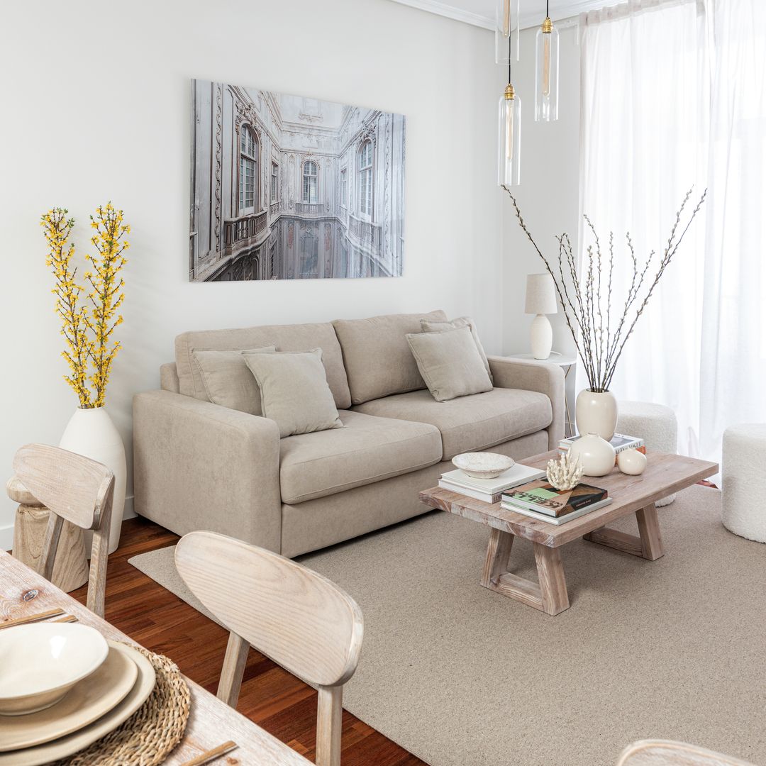 El antes y después de un piso de 60 m² en Malasaña que se transforma al abrir la cocina y sumar una isla