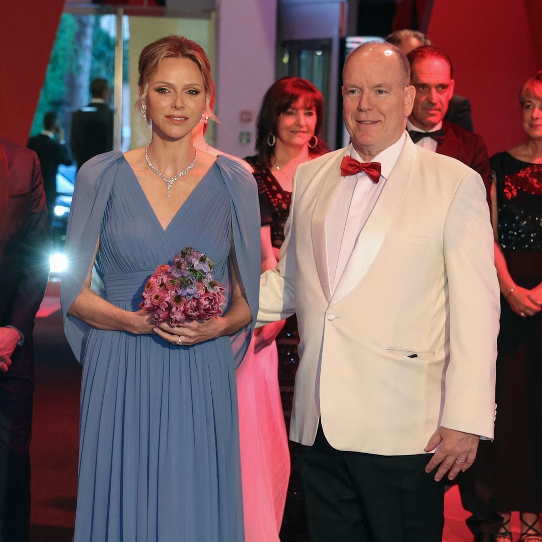 Charlène y Alberto de Mónaco presiden la noche benéfica más glamurosa: fuegos artificiales, arte y estrellas en el Baile de la Cruz Roja