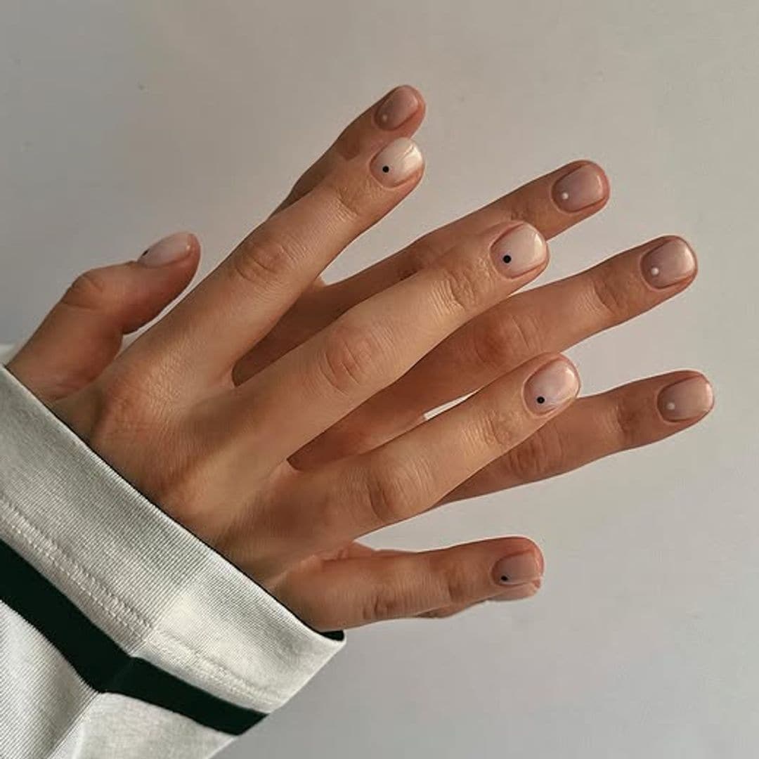 Manicura con puntos en el centro