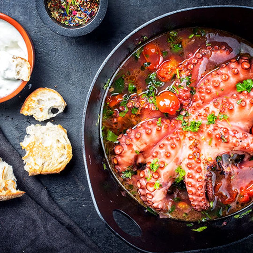 Pulpo braseado y guisado en salsa de tomates y Ouzo