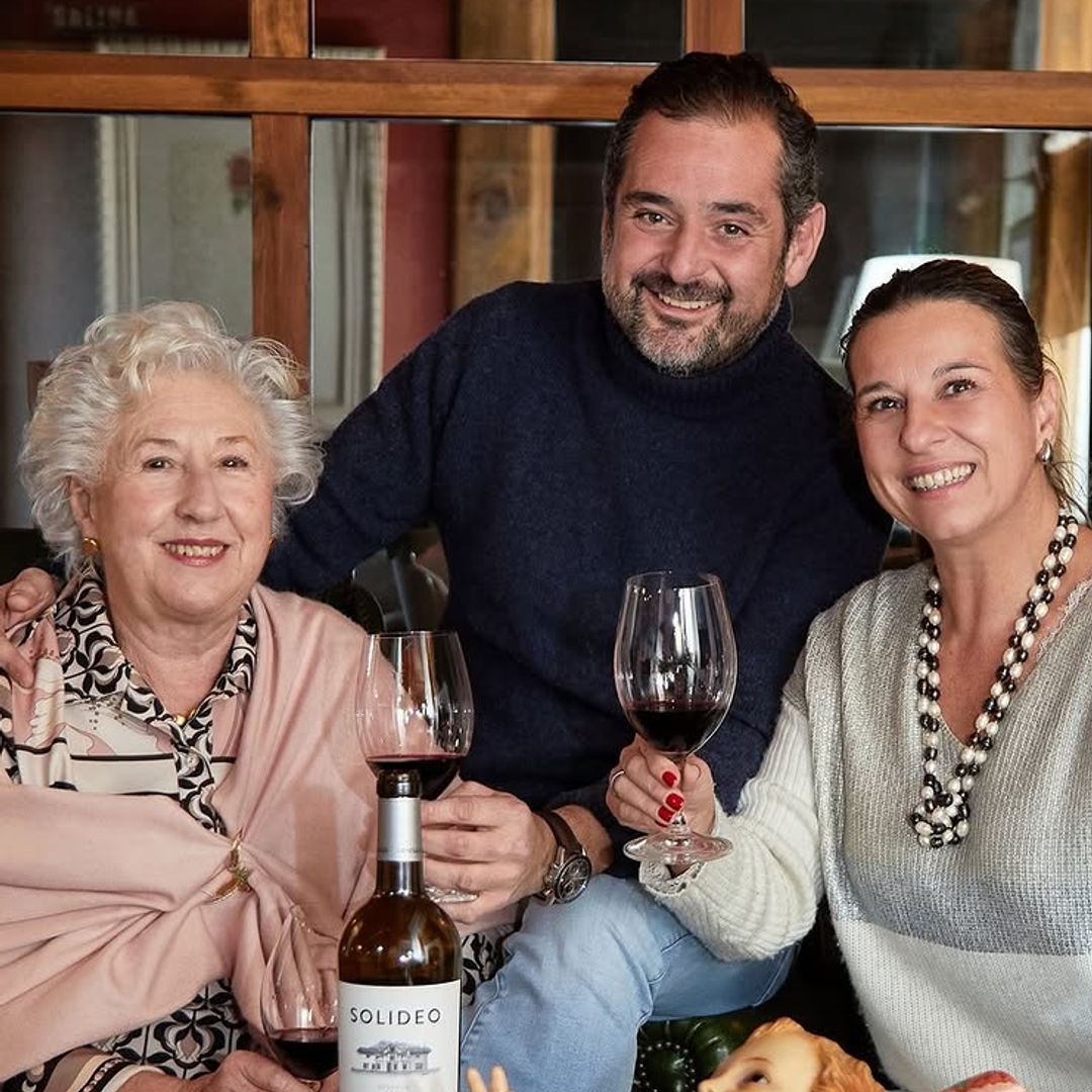 Lágrimas y conmoción en el velatorio del bodeguero Iván Sanz Cid y su familia antes de su funeral en la Catedral de Valladolid