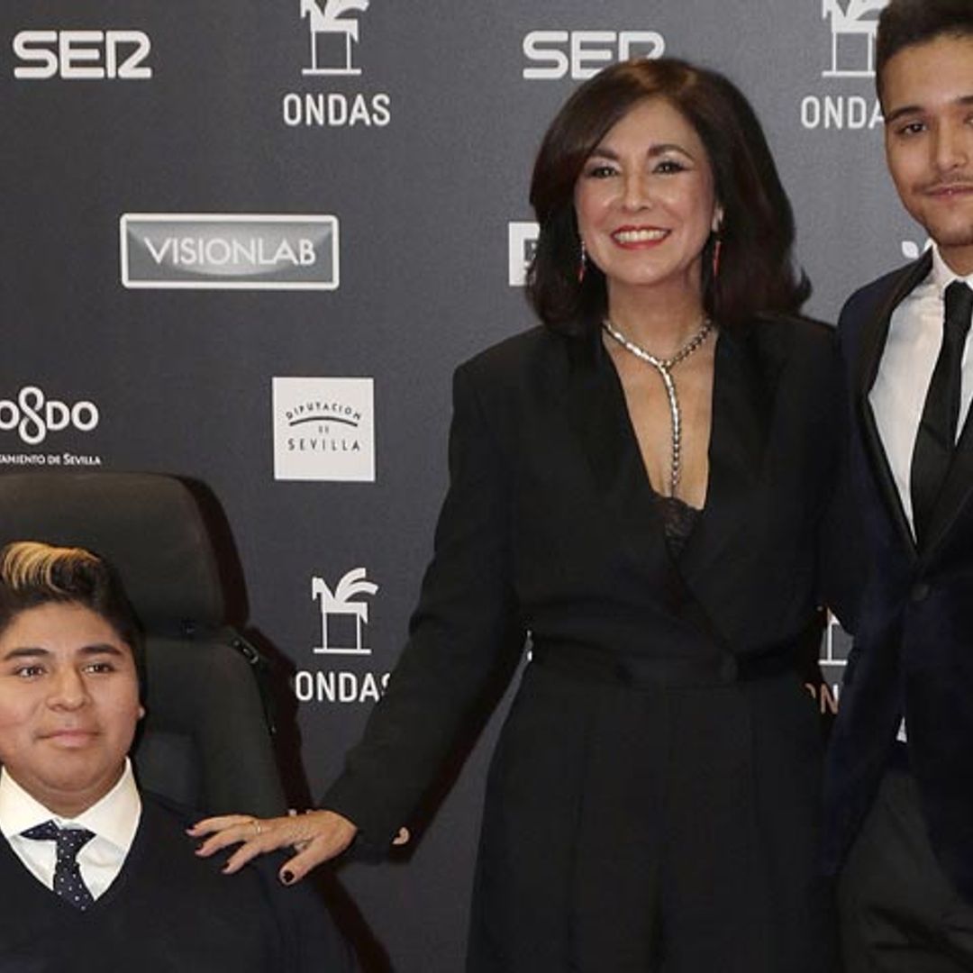 Isabel Gemio, arropada por sus dos hijos durante la entrega de los Premios Ondas