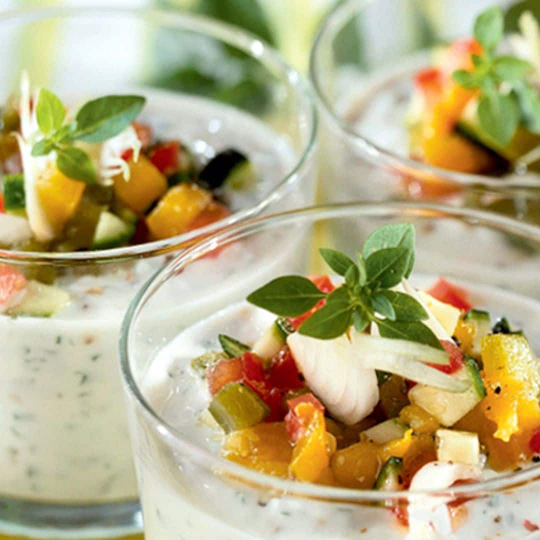 Sopa fría de verduras con lascas de pescado